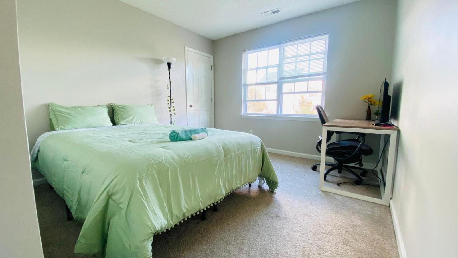 Spacious Room With Shared Bathroom Raleigh Exterior photo