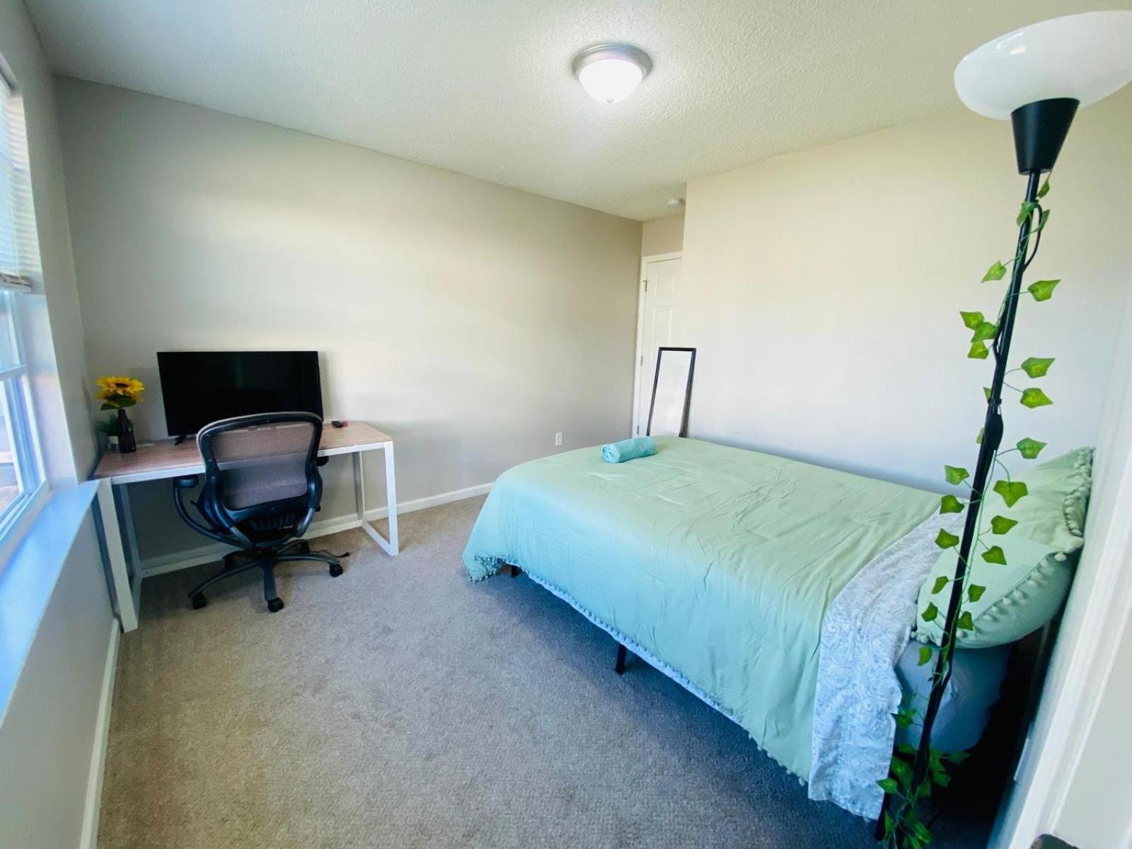 Spacious Room With Shared Bathroom Raleigh Exterior photo