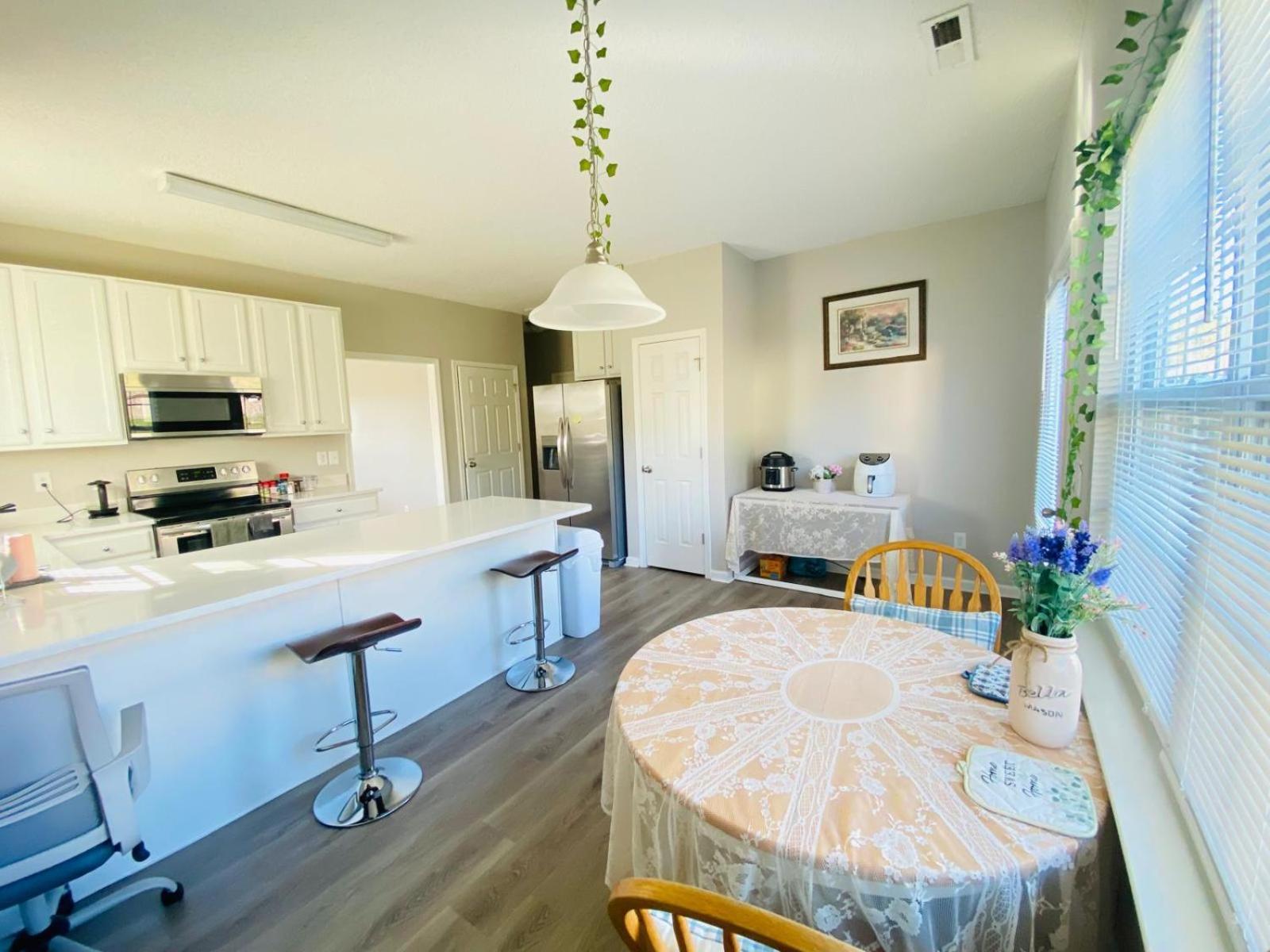 Spacious Room With Shared Bathroom Raleigh Exterior photo
